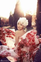 组图：于越写真“淑女也疯狂” 阳光下肆意绽放