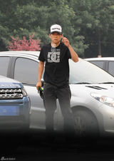 组图：夏雨驾车外出玩滑板 腾空翻板尽显专业范