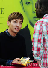 组图：东方神起釜山办签名会休闲装帅气随和