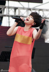 组图：谭维维唱响玛克斯大爬梯 透视装劲爆全场