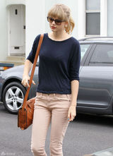 高清图：泰勒-斯威夫特街拍 简约装扮魅力不减