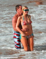 组图：希尔顿与男友鸳鸯浴 海滩戏水被搂蛮腰