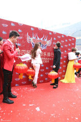 组图：孙敬媛白西装亮相华语音乐排行榜