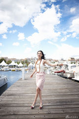 组图：黄圣依徜徉戛纳街头追求小城大梦