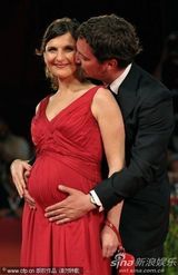 《后事》首映 女星泽格斯挺大肚与导演恩爱现身(图)