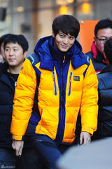 组图：朱元出席签名会 黄色羽绒服生机勃勃