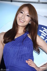 组图：隋棠穿紫色连衣裙代言秀修长美腿