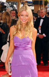 高清组图：卡特里娜-波登低胸荷叶边紫裙优雅亮相 