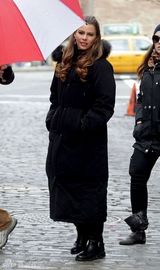 组图：索菲亚-维加拉摩登现身《衰落舞男》片场