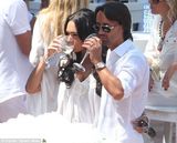 组图：F1太子女海滩办婚礼 与未婚夫水中激吻