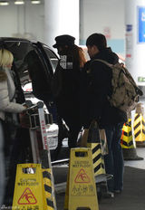 组图：唐嫣潮装回京 金鸡独立整理鞋