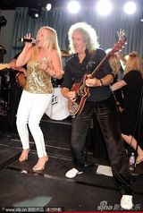 组图：众星献唱纪念皇后乐队主唱65岁诞辰