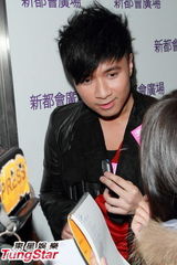 组图：古巨基携钟舒漫洪卓立平安夜献唱庆圣诞