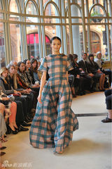 组图：19岁名模刘旭连登伦敦纽约国际时装周