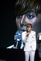 高清图：韩歌手金亨俊新专辑发布亲友齐站台