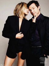 组图：安妮斯顿登杂志封面 与新片三主演大玩暧昧