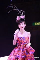 组图：周慧敏香港开唱 超短裙上阵扮少女