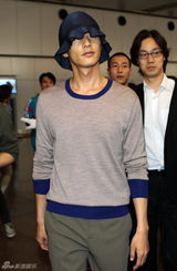 组图：元斌抵京宣传新片 低调现身机场只露半边脸