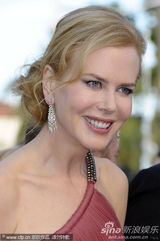 组图：妮可戛纳走秀风情露背 真空激凸艳光四射