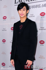 组图：韩星金秀贤参加活动 黑西装尽显绅士风度