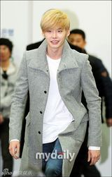 组图：韩星李钟硕助阵公益 金发帅气萌态毕露