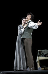 组图：袁泉再演话剧《简爱》 现场激吻王洛勇