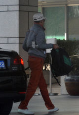 组图：王志文与友人回京 运动装亮相烟不离手