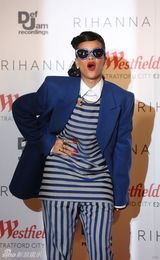 组图：蕾哈娜戴墨镜加蓝色西装潮范十足