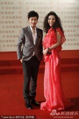 幻灯组图：上海电影节开幕 张静初爆炸头亮相