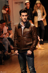 组图：李治廷空军装打扮出席 机师造型复古风