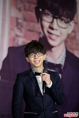 组图：胡夏帅气亮相记者会 现场大跳探戈