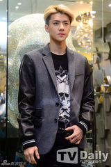 组图：SJ始源与EXO灿烈Kris世勋帅气站台