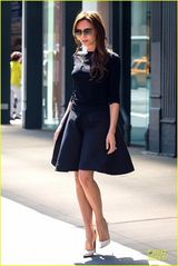 组图：贝嫂维多利亚俏丽短裙身材纤细