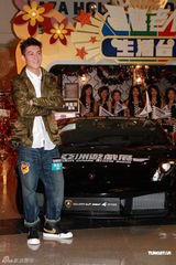 组图：陈冠希休闲装扮参加活动 笑容灿烂气色佳