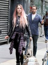 组图：德普未婚妻艾梅柏片场赶拍 化身粉发妖姬