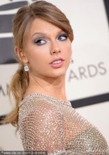 组图：泰勒-斯威夫特透视抹胸裙靓丽十足