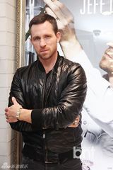 组图：Jeff Leatham到访彩妆品牌花朵主题店