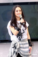 组图：阿娇被问玉照反应大 称要随时间“放低过去”