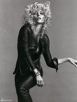 高清组图：凯特-莫斯复古杂志写真化身摇滚女郎