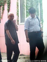 组图：陈佩斯悼念父亲斯憔悴拒媒体 朱时茂吊唁