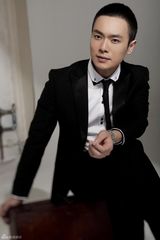 组图：万思维全新时尚大片出炉 斯文贵气日趋成熟