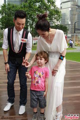 组图：杨千嬅白色长裙优雅亮相 大谈育儿经