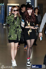 组图：少女时代KARA为赴K-POP演唱会亮相机场