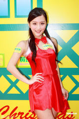 组图：陈静为防狼学咏春拳 邝敏慧大秀美背    