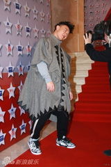 幻灯图：陈奕迅怪异打扮走红毯 发型惹眼举止豪放