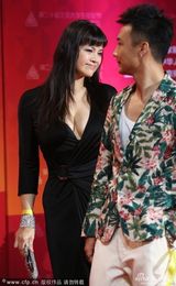 组图：石兰走红毯深V低胸秀傲人双峰