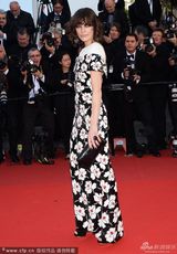 组图：米拉-乔沃维奇戛纳走秀 碎花长裙雷人