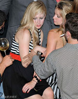 组图：小天后艾薇儿夜店狂欢遭异性强灌酒