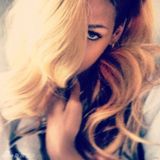 组图：蕾哈娜金发揽闺蜜亲密 剥外衣自探美胸