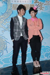 组图：郑欣宜崩溃悼念亡母 许廷铿粉碎同志传闻